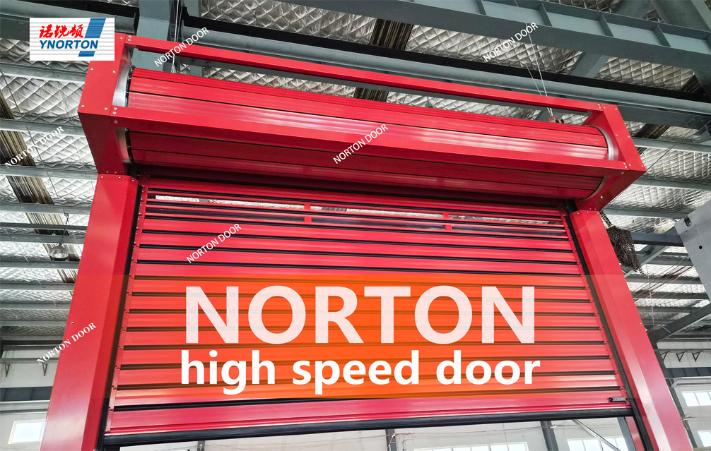 Nhà kho này sử dụng cửa tốc độ cao để nâng cao hiệu quả.